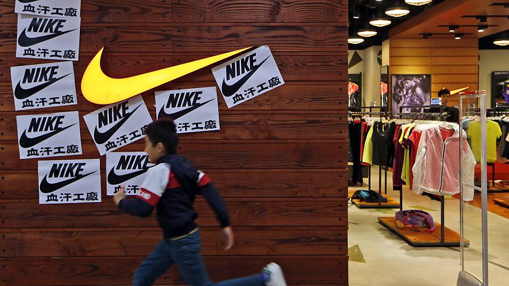 Aufgrund der Schliessung von Nike-Geschäften in Asien während der Ausbreitung des Coronavirus erwartet der Sportartikelhersteller einen rückläufigen Geschäftsgang. (Archivbild)