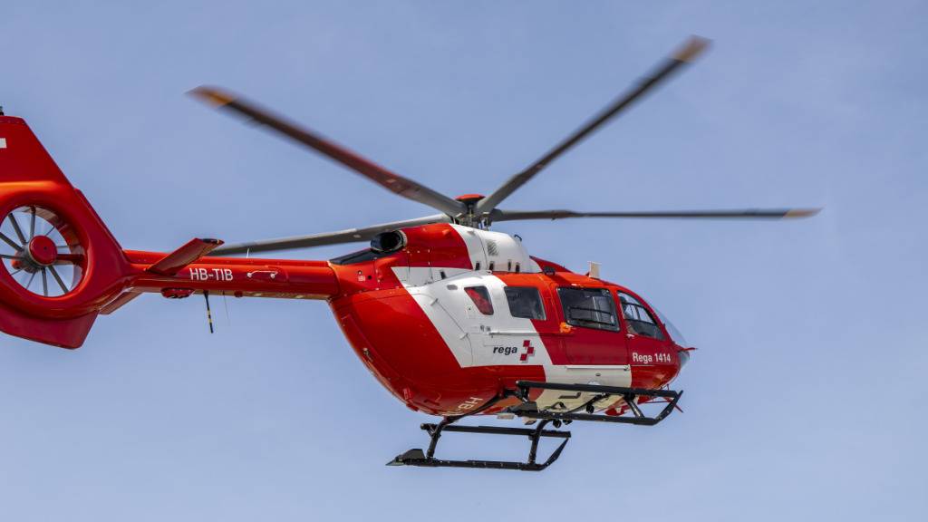 Die Rega flog am Sonntag einen 81-Jährigen nach einem Badeunfall in Wagenhausen TG ins Spital. (Symbolbild)