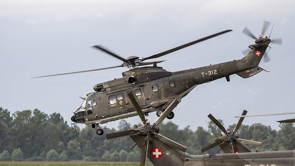 Alle Super-Puma-Helikopter der Schweizer Armee werden derzeit vorsorglich auf eine zu schwach eingestellte Kabelspannung für die Heckrotorsteuerung untersucht. (Archivbild)