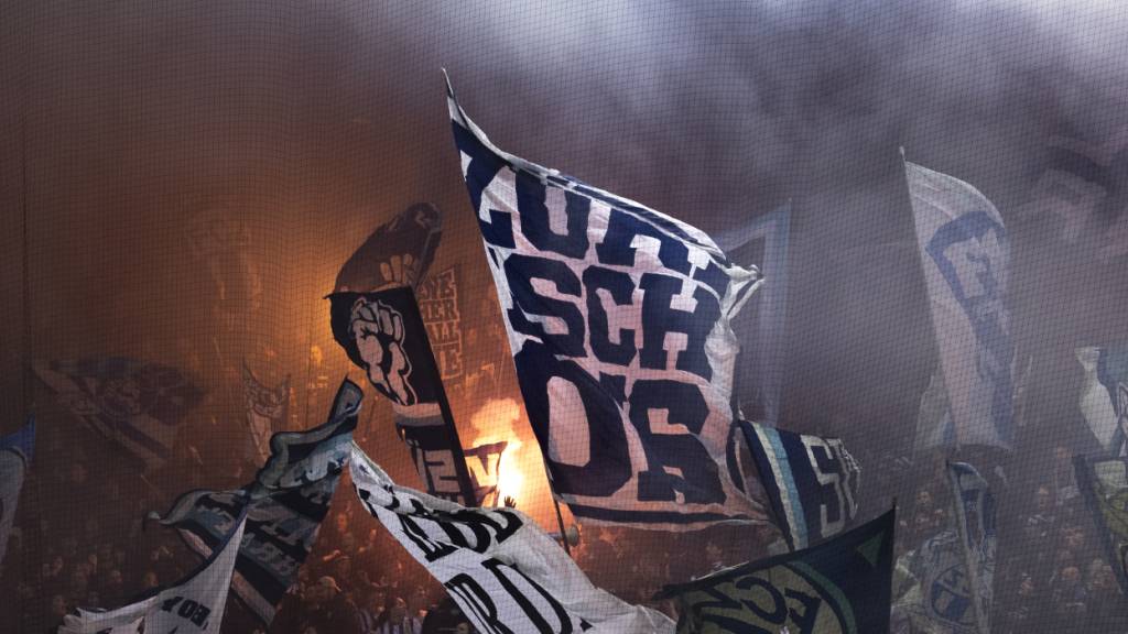 Zwei Fans aus dem Umfeld der Zürcher Südkurve stehen am Mittwoch in Winterthur vor Gericht. Sie sollen Fans der Grasshoppers in Rickenbach angegriffen haben. (Archivbild)