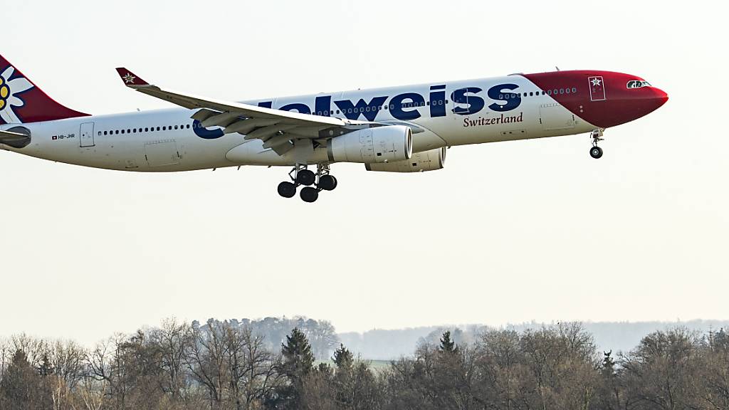 Eine Edelweiss Maschine im Landeanflug zum Flughafen Zürich: bereits 14 Mal wurden gestrandete Schweizer Touristen aus aller Welt in die Schweiz zurückgeholt. Weitere Flügen folgen. (Archivbild)