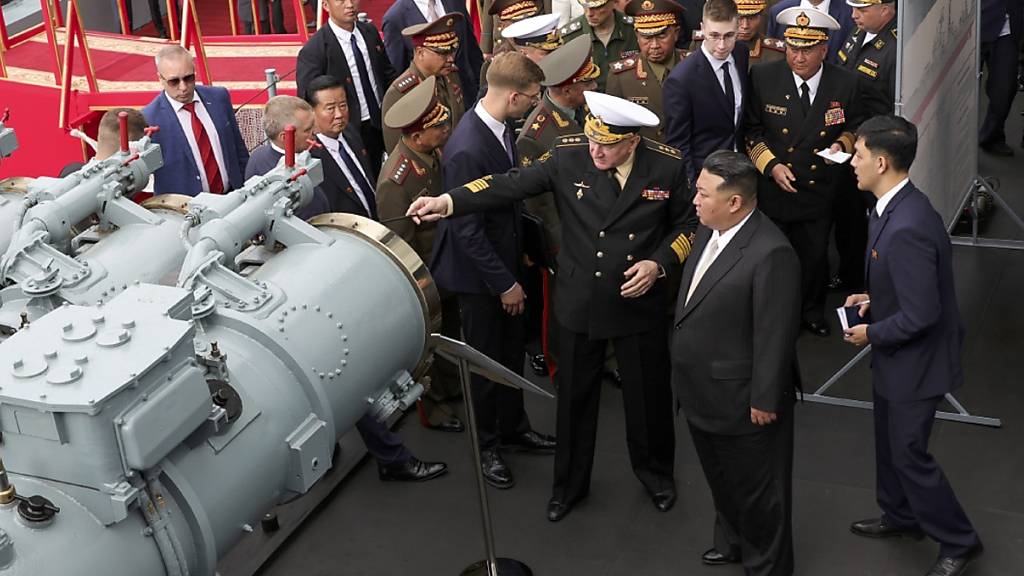 HANDOUT - Auf diesem vom Pressedienst des russischen Verteidigungsministeriums via AP veröffentlichten Foto hört Nordkoreas Machthaber Kim Jong Un den Erklärungen von Admiral Nikolai Jewmenow, Oberbefehlshaber der russischen Marine zu. Foto: Uncredited/Russian Defense Ministry Press Service/AP - ACHTUNG: Nur zur redaktionellen Verwendung und nur mit vollständiger Nennung des vorstehenden Credits