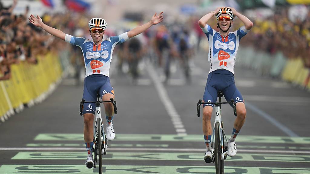 Romain Bardet (rechts) jubelt mit seinem niederländischen Teamkollegen Frank van den Broek, unmittelbar dahinter erreicht das Feld das Ziel in Rimini