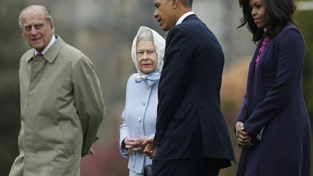 Präsident Obama und seine Frau Michelle Obama werden von Königin Elizabeth II und Prinz Phillip begrüsst.