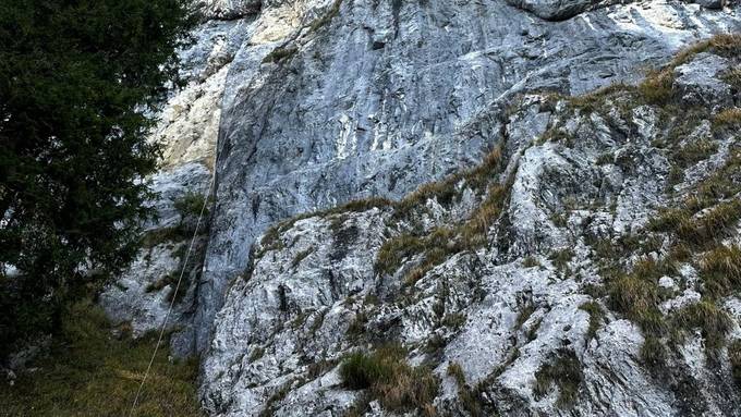 Bergführer stürzt im Mythengebiet 25 Meter in die Tiefe