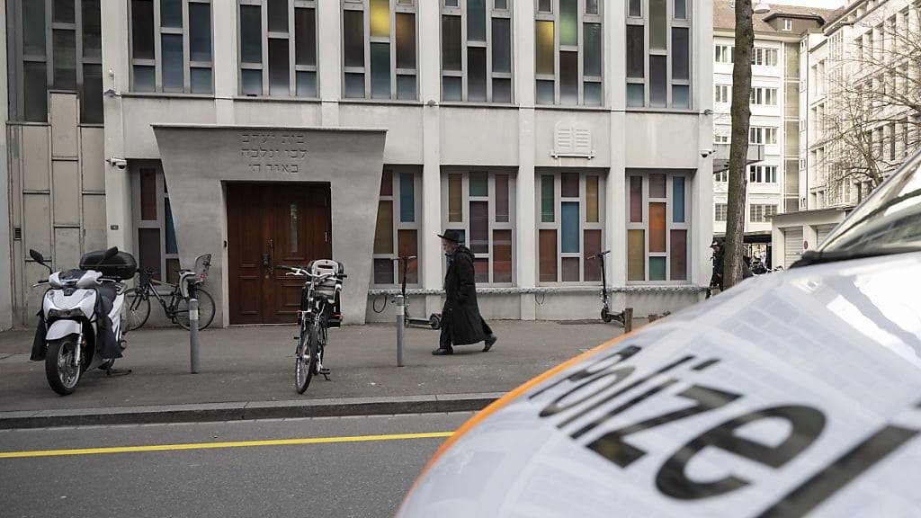 Bei der Synagoge Agudas Achim in Zürich Wiedikon schüttete am Samstagabend ein Mann Benzin aus. (Archivbild)