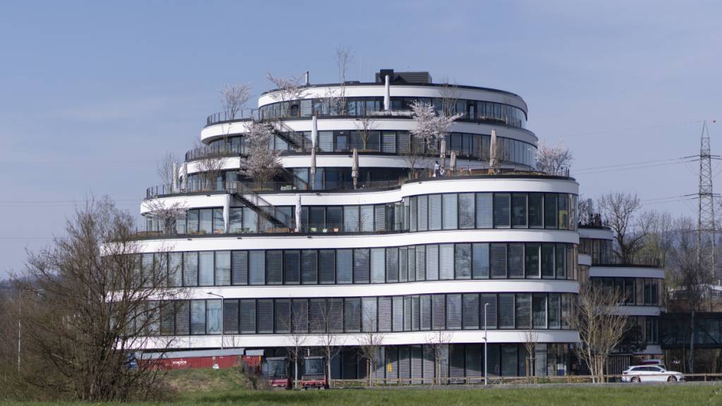 Der Hauptsitz der Partners Group Holding in Baar. Der Vermögensverwalter hat im ersten Halbjahr weniger verdient und krempelt nun seine Führungsetage um. (Archivbild)