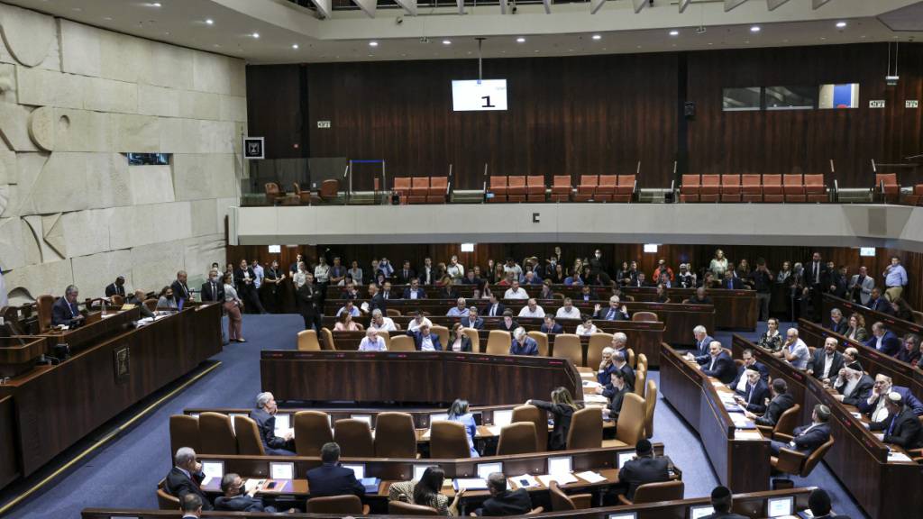 ARCHIV - Abgeordnete nehmen an einer Sitzung der Knesset, des israelischen Parlaments, teil. Foto: Stringer/dpa