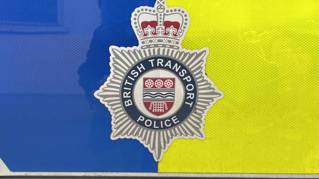 ARCHIV - Ein Logo der British Transport Police. Foto: Julia Kilian/dpa/Symbolbild