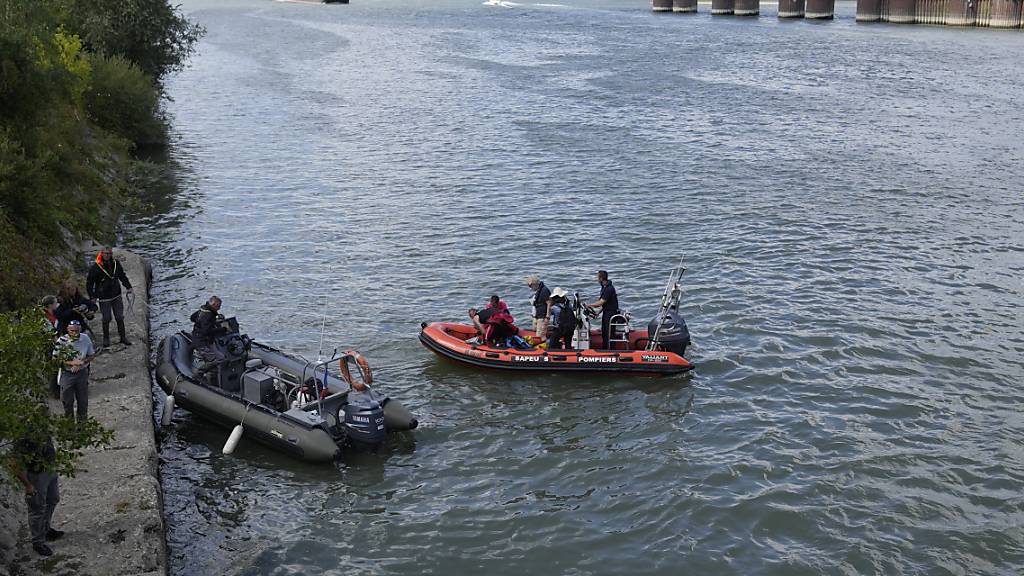 Die französische Feuerwehr benutzt Gummiboote, um einem Belugawal in der Seine zu folgen. 