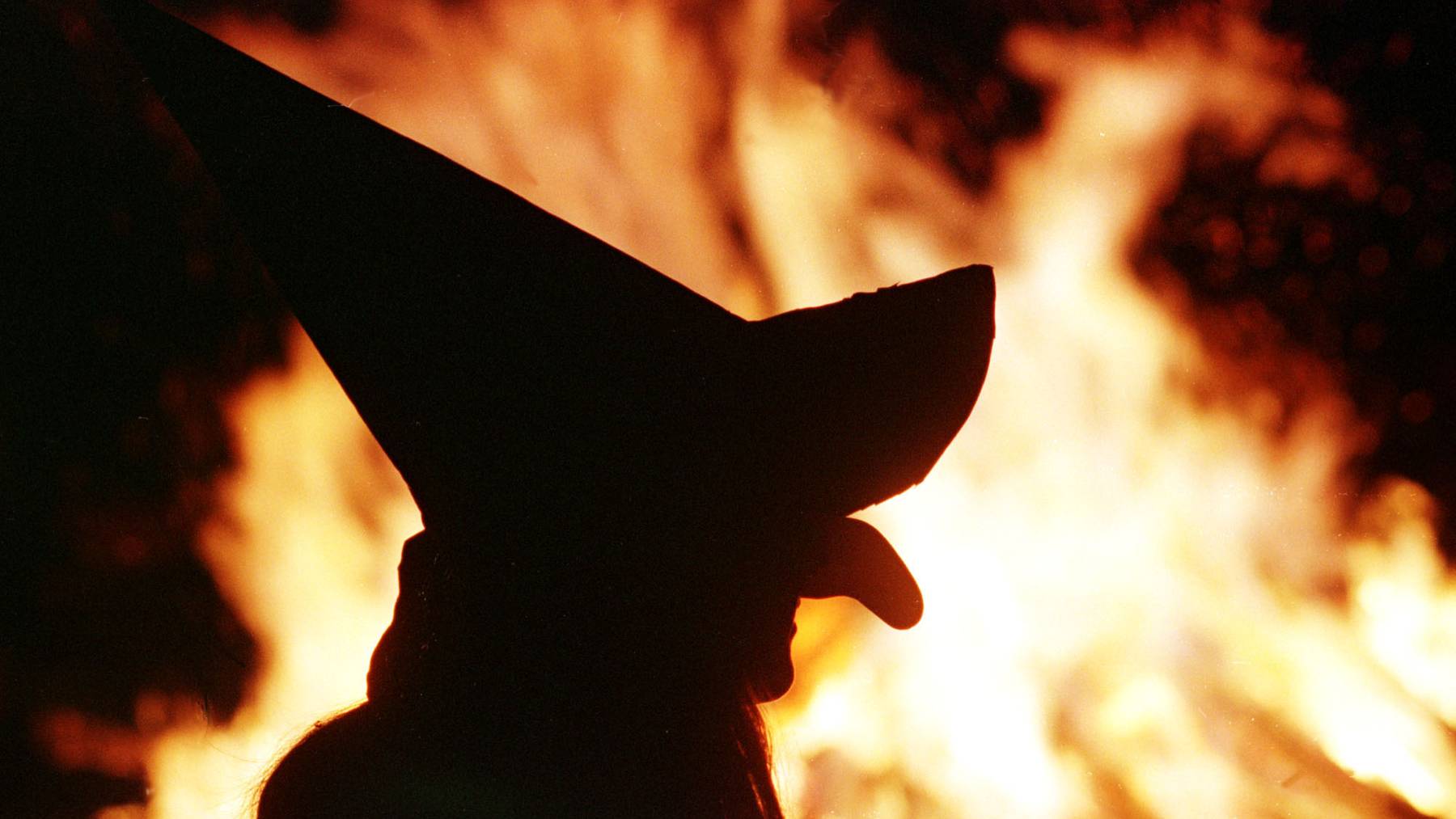 „Heia Walpurgis“: So lautet der Ruf in der Nacht vom 30. April auf den 1. Mai. Vielerorts wird als Hexe verkleidet um ein Feuer getanzt.
