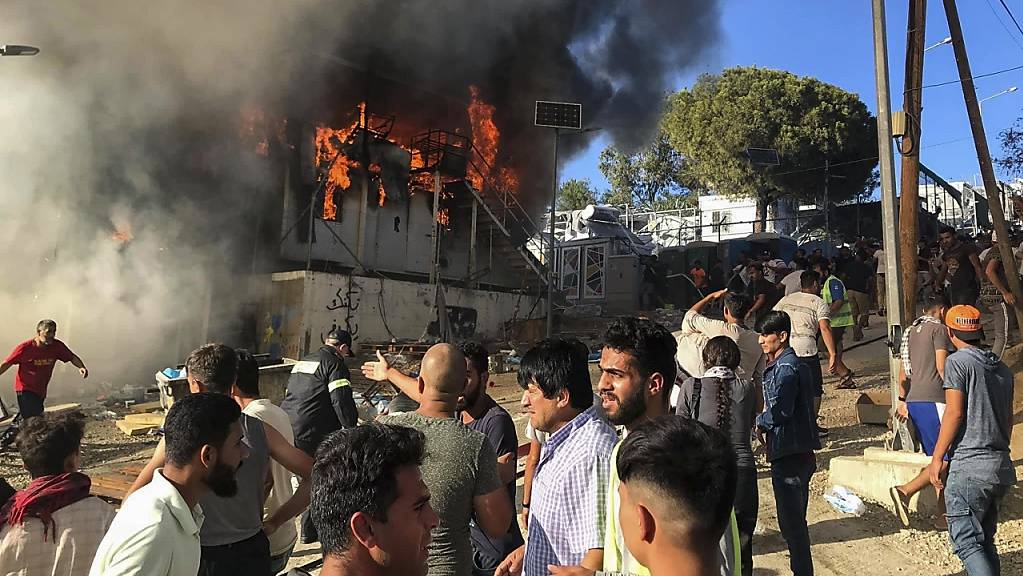 Ein Brand in einem Flüchtlingscamp auf der griechischen Insel Lesbos hat Proteste ausgelöst.