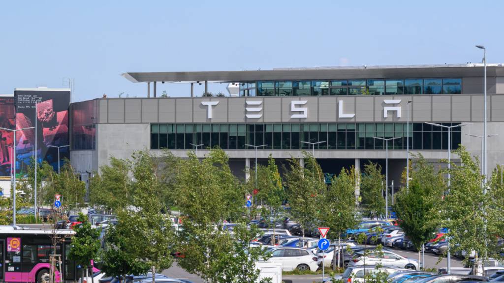 Tesla-Chef Elon Musk verspricht schon seit längerer Zeit, das fortgeschrittene Assistenzsystem FSD nach Europa zu bringen. Der Elektroautobauer hat seinen europäischen Sitz in Grünheide bei Berlin. (Archivbild)
