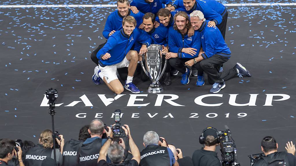Team Europa posiert 2019 in Genf mit der Laver-Cup-Trophäe.