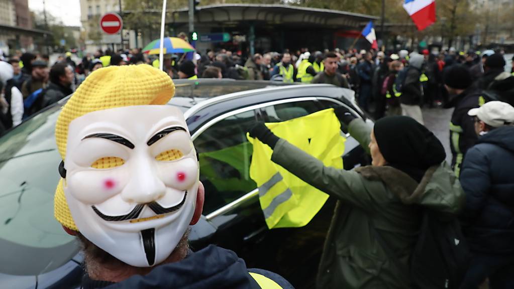 Wie hier an der Porte de Champeret in Paris haben sich in französischen Städten «Gelbwesten» versammelt, um den Jahrestag der «Gelbwesten»-Proteste zu begehen.