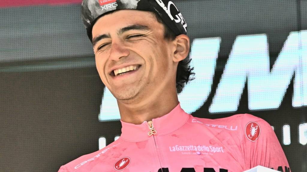 Isaac del Toro strahlt in der Maglia Rosa