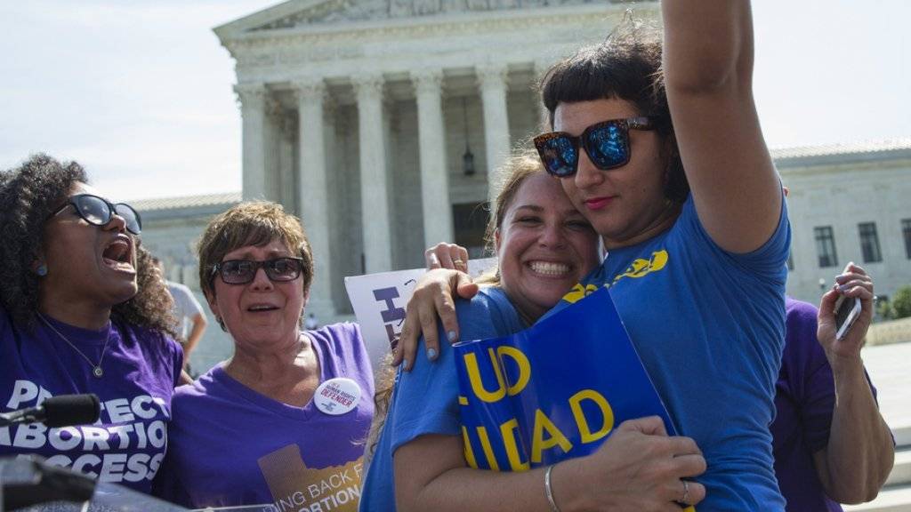 Befürworterinnen einer liberalen Abtreibungspraxis bejubeln am Montag vor dem Supreme Court in Washington dessen Entscheid.