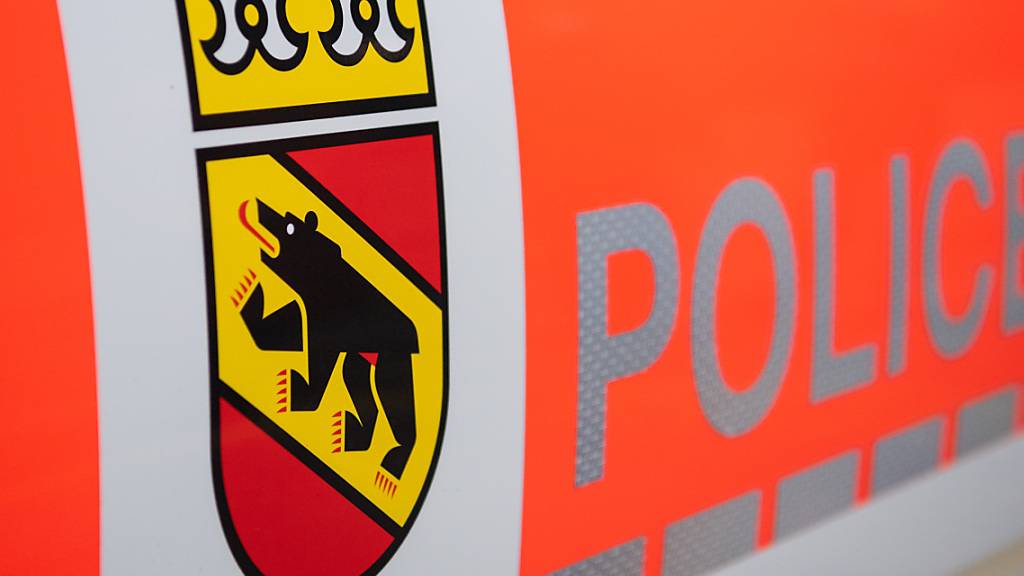 Ein Mann stirbt bei einem Unfall mit drei involvierten Fahrzeugen auf der A16 bei Tavannes BE am Donnerstagnachmittag. (Symbolbild)