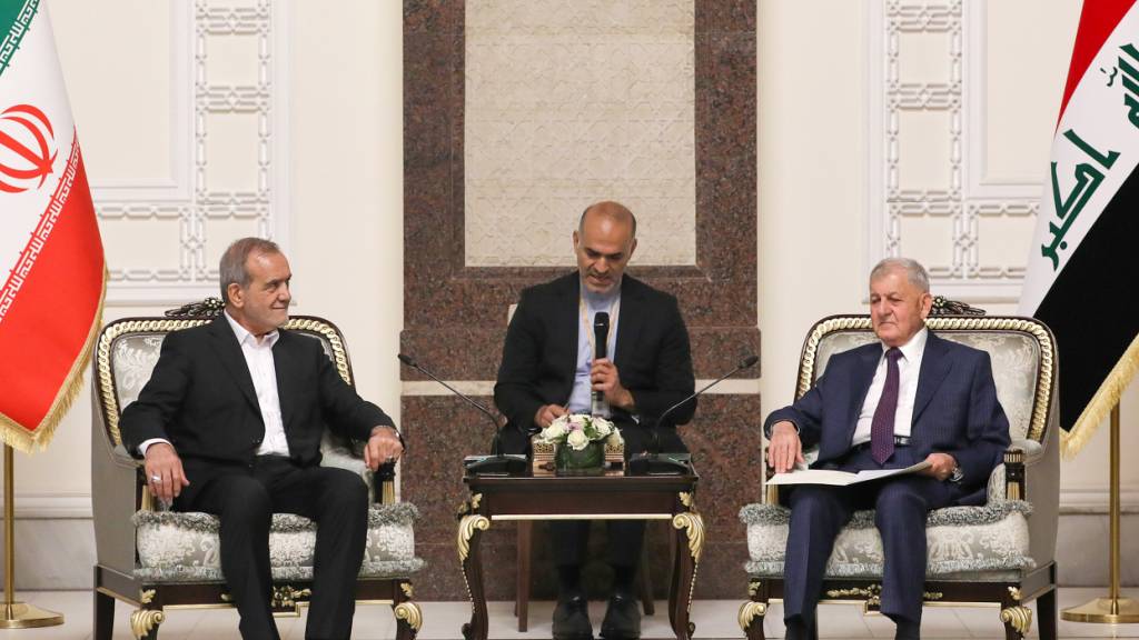 Der iranische Präsident Massud Peseschkian (l) trifft den irakischen Präsidenten Abdul Latif Rashid (r). Foto: Iranian Presidency/ZUMA Press Wire/dpa