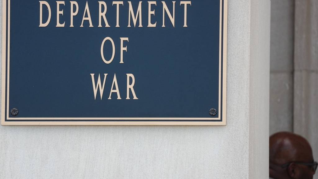 ARCHIV - Am Pentagon ist ein Schild mit der Aufschrift «Department of War» (Kriegsministerium) zu lesen. Foto: Kay Nietfeld/dpa