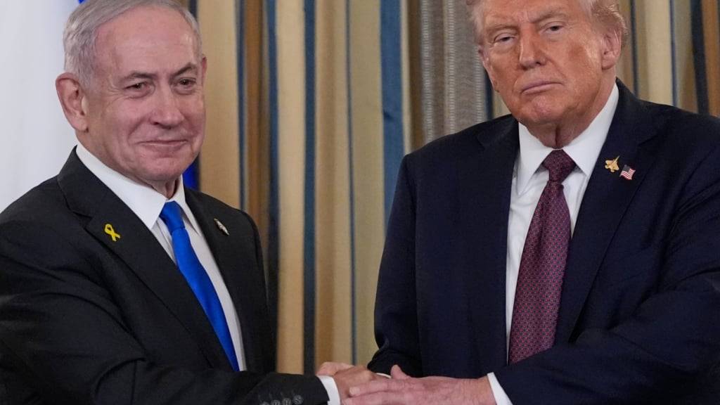 Israels Ministerpräsident Benjamin Netanjahu schüttelt US-Präsident Donald Trump nach einer Pressekonferenz im State Dining Room des Weißen Hauses die Hand. Foto: Alex Brandon/AP/dpa