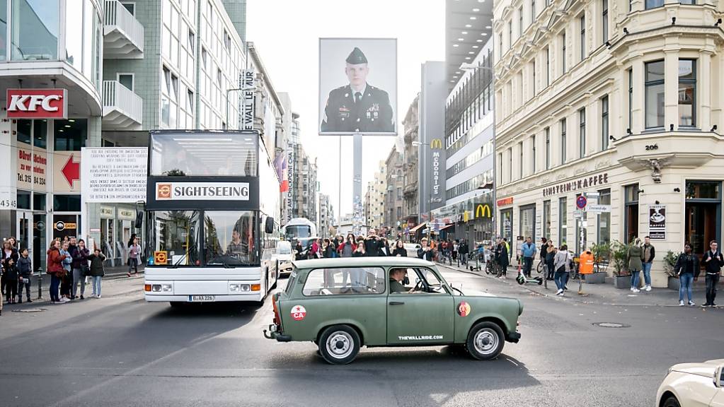In einem Café nähe des Checkpoint Charlie in Berlin lief am Montagmittag ein Polizeieinsatz. (Archivbild)