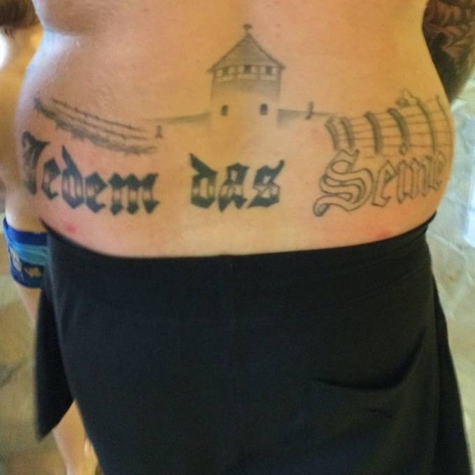 Mann kommt wegen Nazi-Tattoo vor Gericht