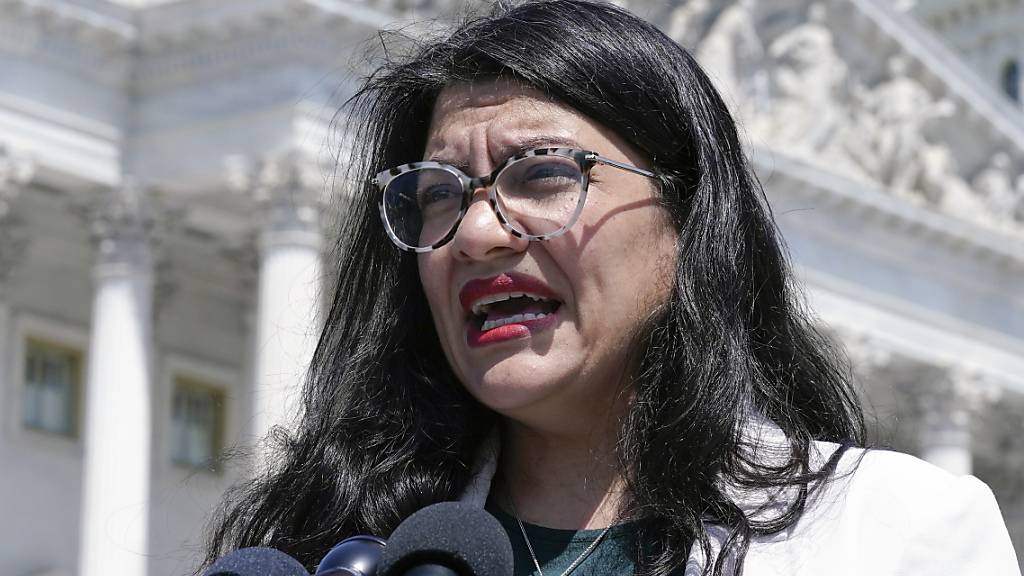 ARCHIV - Rashida Tlaib, Abgeordnete der Demokraten für den US-Bundesstaat Michigan, spricht während einer Pressekonferenz auf dem Capitol Hill. Foto: Mariam Zuhaib/AP/dpa