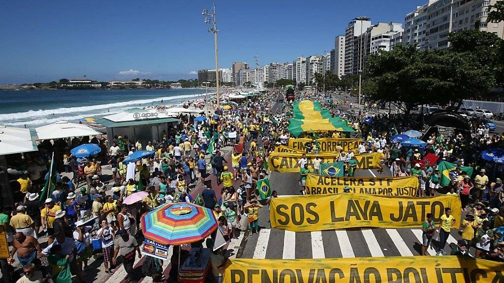 Protest an der Copacabana: In Rio de Janeiro und weiteren Städten Brasiliens demonstrierten tausende gegen Korruption im Land.