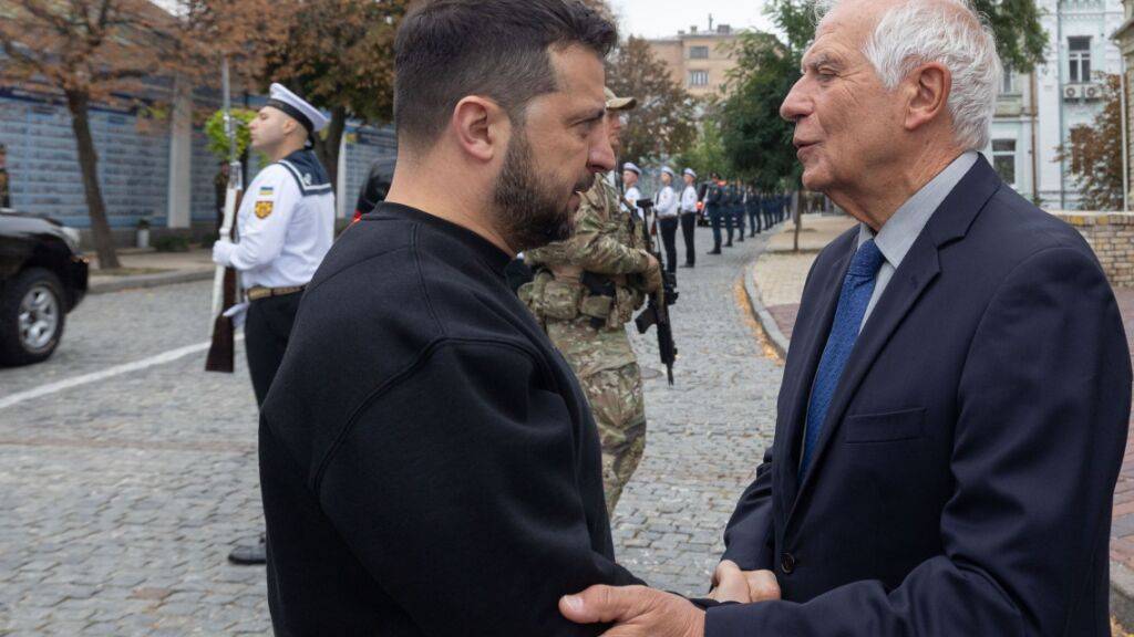 HANDOUT - Wolodymyr Selenskyj, Präsident der Ukraine, und Josep Borrell (r), Hoher Vertreter der EU für Außen- und Sicherheitspolitik. Foto: --/President Of Ukraine/APA Images via ZUMA Press Wire/dpa - ACHTUNG: Nur zur redaktionellen Verwendung und nur mit vollständiger Nennung des vorstehenden Credits