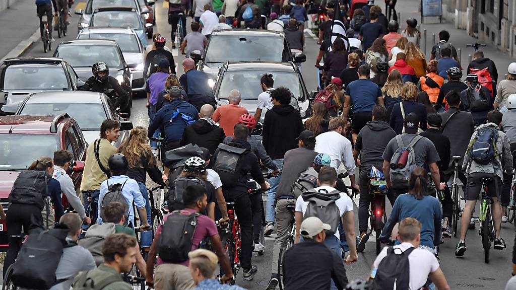 Bei der Critical Mass blockieren Velofahrende bei einer gemeinsamen Ausfahrt auf einer nicht festgelegten Route den Verkehr. (Archivbild)