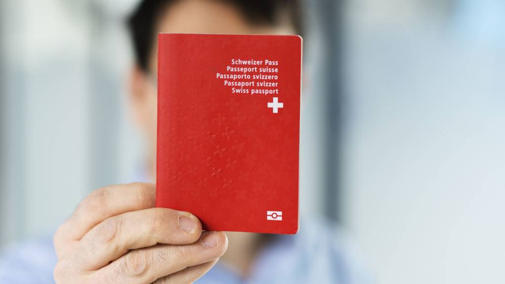 Ausländerinnen und Ausländer der dritten Generation dürfen sich in der Schweiz leichter einbürgern lassen. Auf diesem Weg werden ihnen jedoch zu viele Stolpersteine in den Weg gelegt, kommt eine Studie zum Schluss. (Symbolbild)