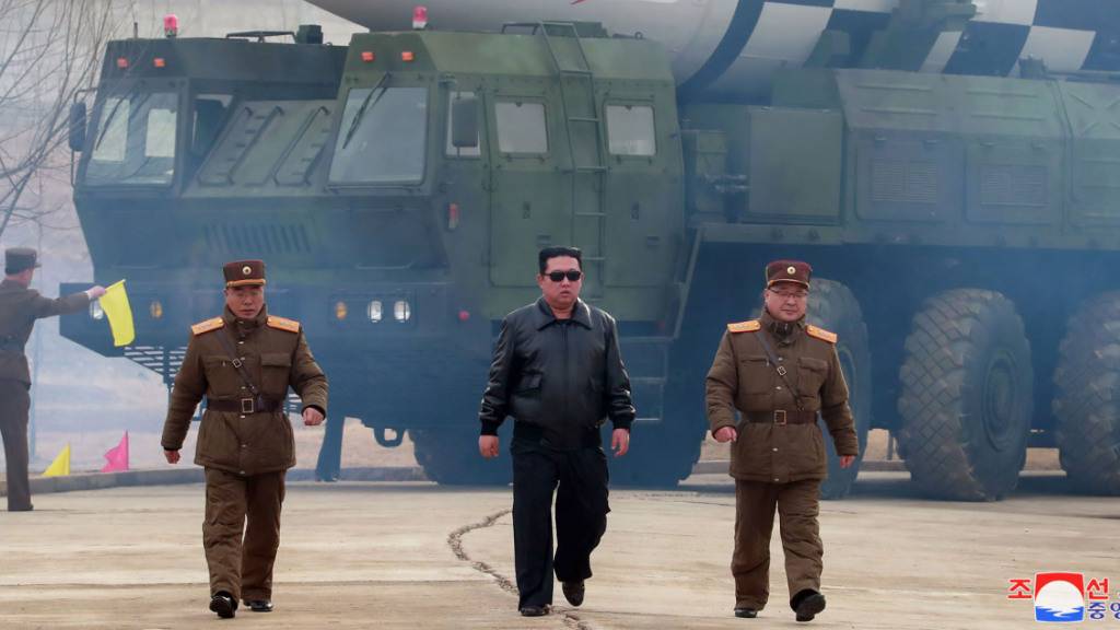 Bei dem Test der neuen, atomwaffenfähigen Interkontinentalrakete an einem unbekannten Ort in Nordkorea war auch Machthaber Kim Jong Un dabei.