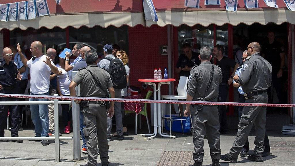 Polizisten und Forensiker vor dem Fast-Food-Restaurant, in dem sich der Angriff ereignete.