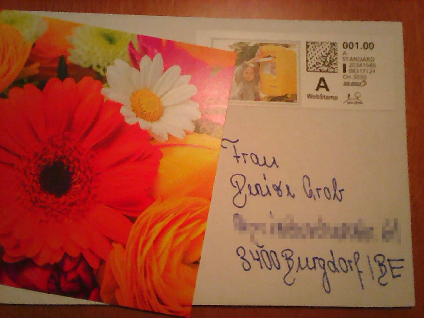 Aus der ganzen Schweiz haben hunderte Postkarten ihren Weg zu Denise gefunden. (Screenshot/Facebook)
