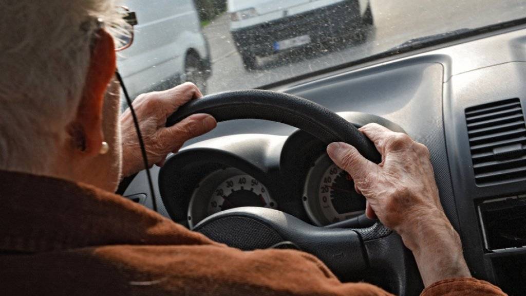 Ab dem 1. Januar 2019 müssen sich Autofahrerinnen und Autofahrer erst ab dem Alter von 75 Jahren alle zwei Jahre einer medizinischen Untersuchung unterziehen. Der Bundesrat hat die Erhöhung der Alterslimite von 70 auf 75 Jahre am Freitag auf diesen Zeitpunkt in Kraft gesetzt. (Symbolbild)