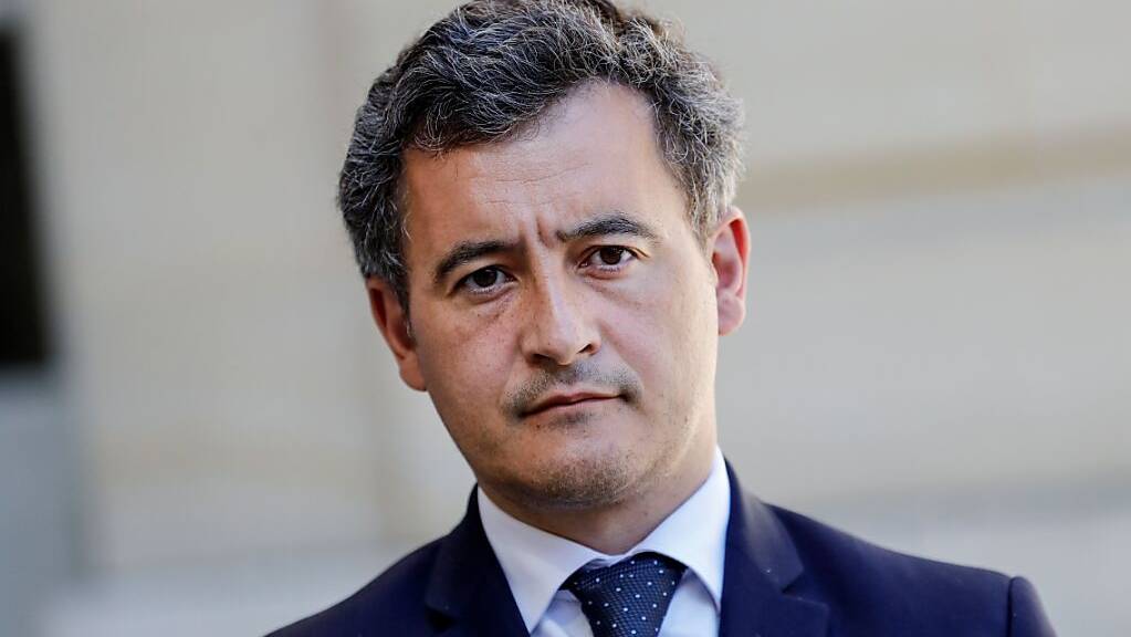 Gérald Darmanin steht nach einer Videokonferenz vor dem Hotel Matignon. Darmanin wurde im Rahmen der angekündigten Regierungsumbildung in Frankreich zum neuen Innenminister ernannt.