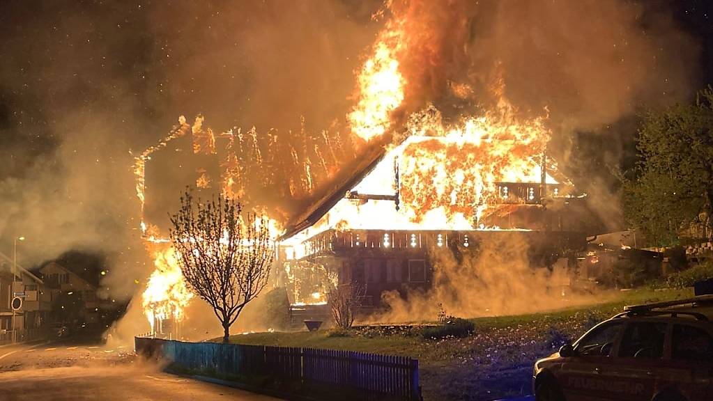 Als die ausgerückten Einsatzkräfte vor Ort eintrafen, stand das Bauernhaus bereits in Brand.