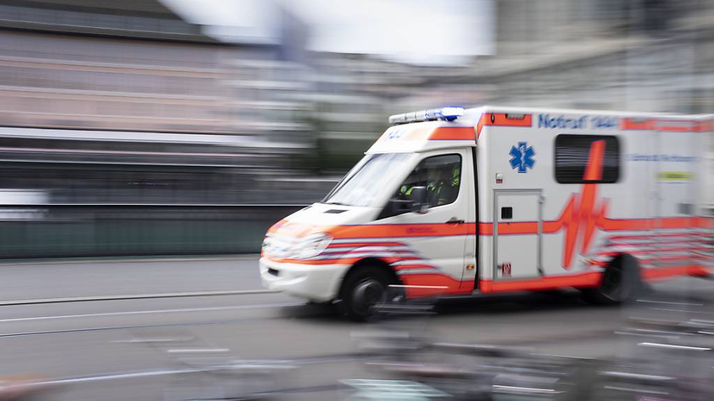 Die Ambulanz musste einen erheblich verletzten Velofahrer ins Spital bringen. (Symbolbild)