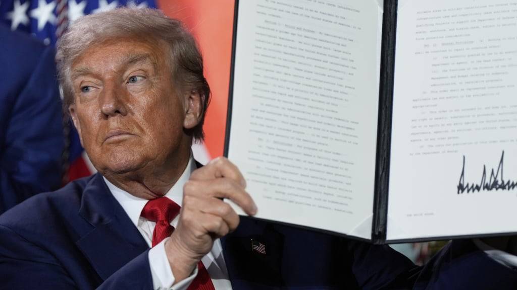 Trump unterzeichnete nach seiner Rede mehrere Dekrete, durch die Rechenzentren für die Regierung schneller genehmigt und der Einsatz amerikanischer KI-Modelle in anderen Ländern gefördert werden sollen.