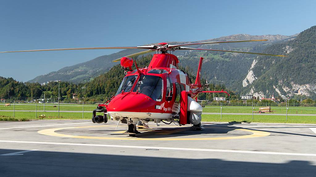 Die Besatzung dieses Helikopters fand in der Nacht auf Samstag im Maloja-Gebiet die vermisste Frau.