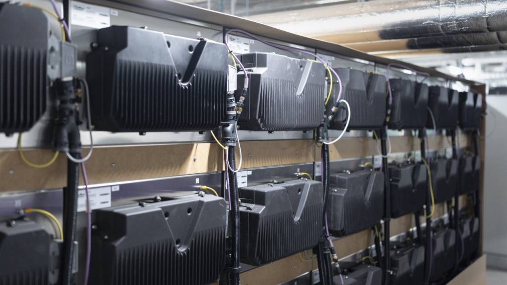 Batteriespeicher speichern den Solarstrom vom Dach einer Migros-Filiale. (Symbolbild)