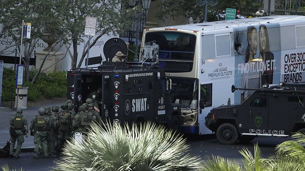 Einsatzkräfte umzingeln einen Bus in Las Vegas nach tödlichen Schüssen in der US-Spielerstadt.