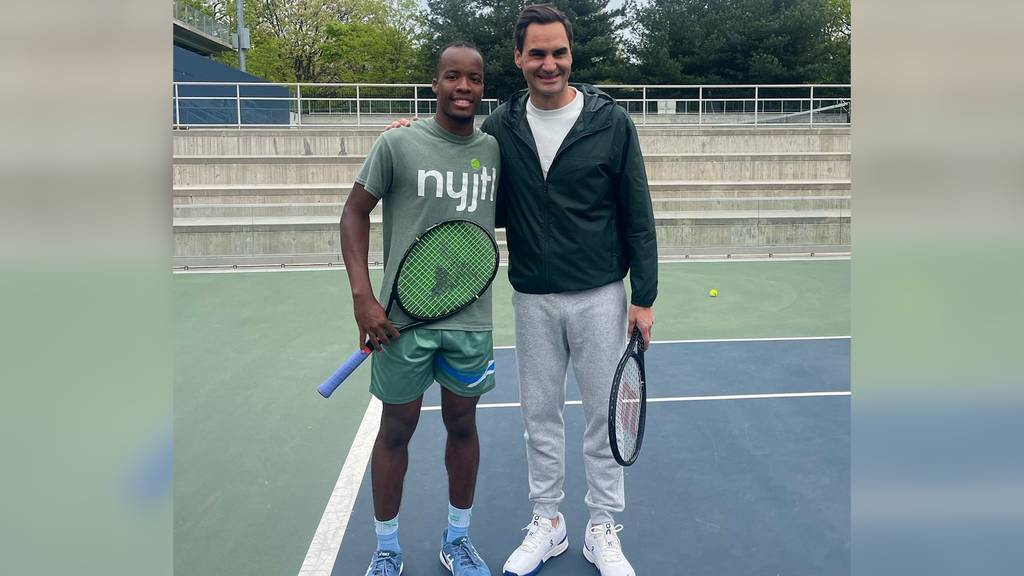 Roger Federer trainiert mit Jugendlichen den Aufschlag
