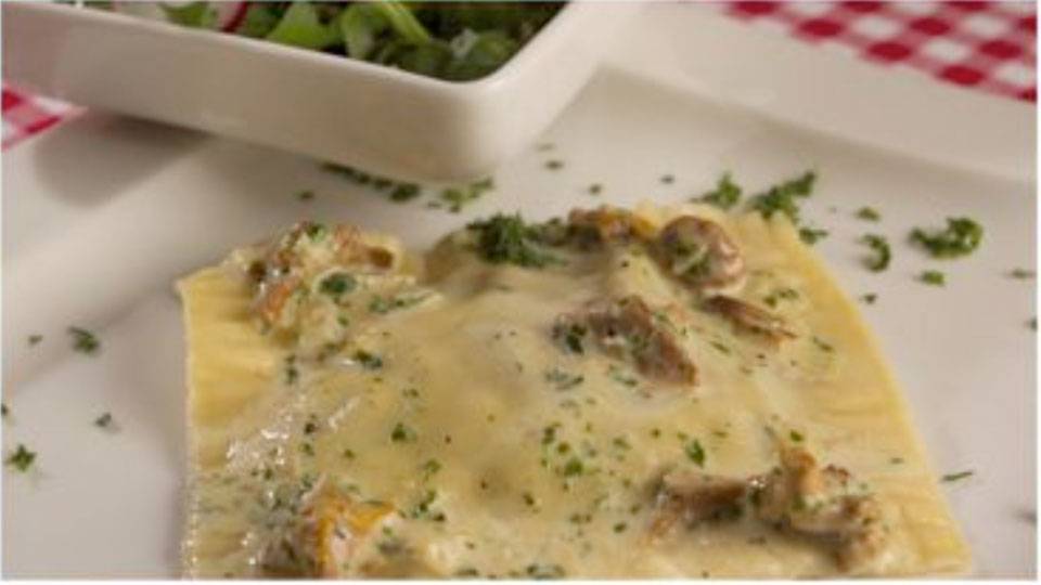 Bunter Herbstsalat mit Pilzravioli