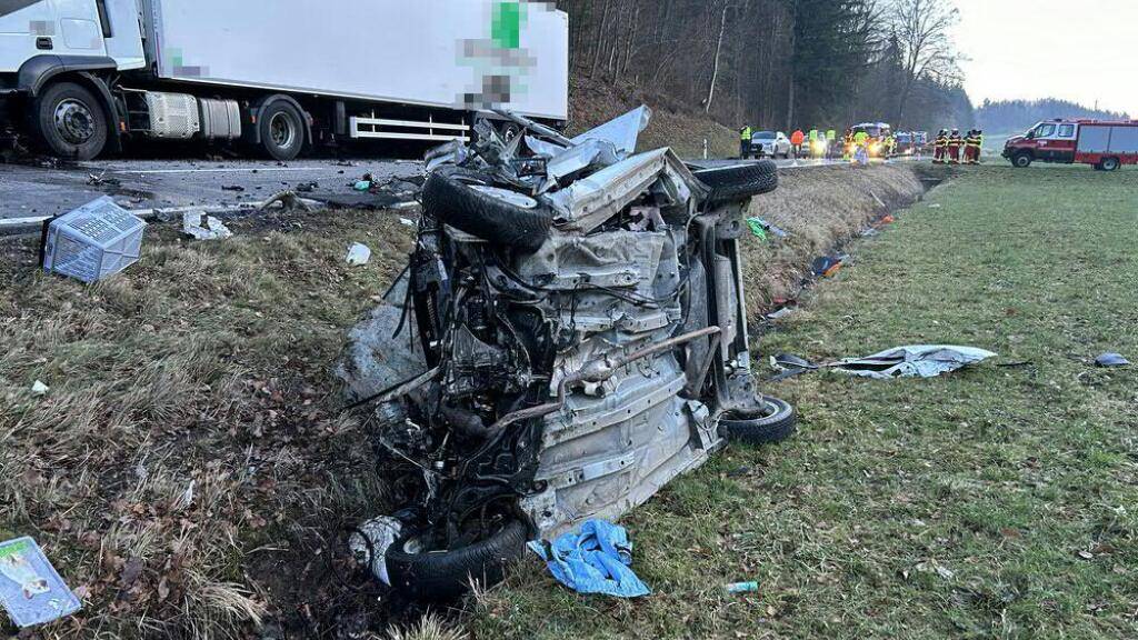 In diesem Auto sind bei einer Frontalkollision mit dem entgegenkommenden Lastwagen in Rottenschwil AG der Lenker und dessen Beifahrerin ums Leben gekommen.