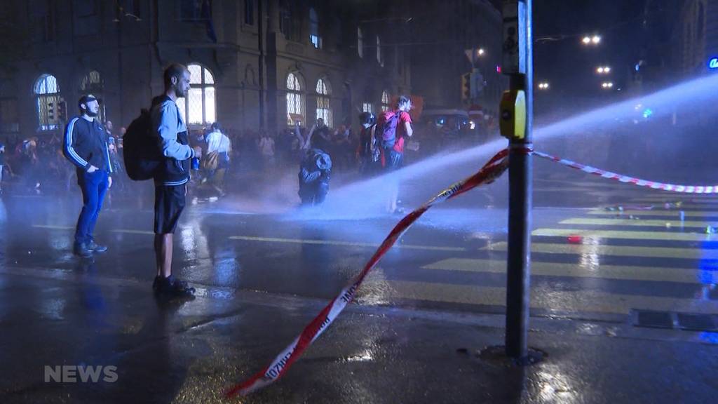 Weitere unbewilligte Massnahmen-Demo: Berner Polizei greift durch