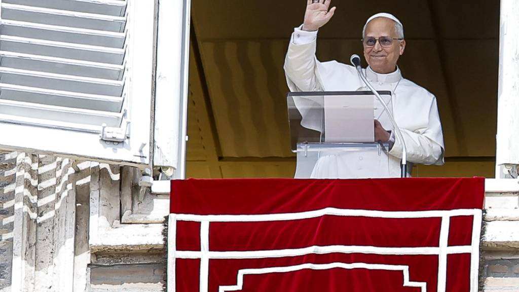 Papst Leo wird von Gläubigen zu seinem 70. Geburtstag gefeiert.