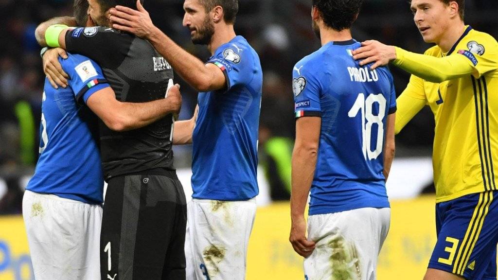 Gianluigi Buffon umarmt seinen italienischen Teamkollegen Andrea Barzagli, daneben steht Giorgio Chellini (Dritter von links).