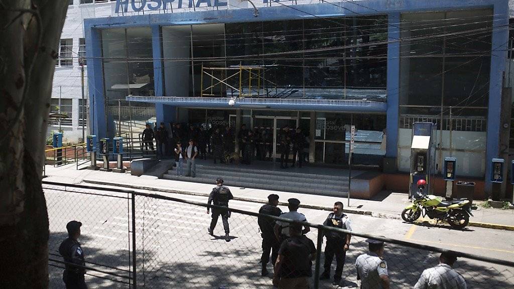 Sicherheitskräfte vor dem Spital in Guatemala-Stadt, wo sieben Personen getötet wurden